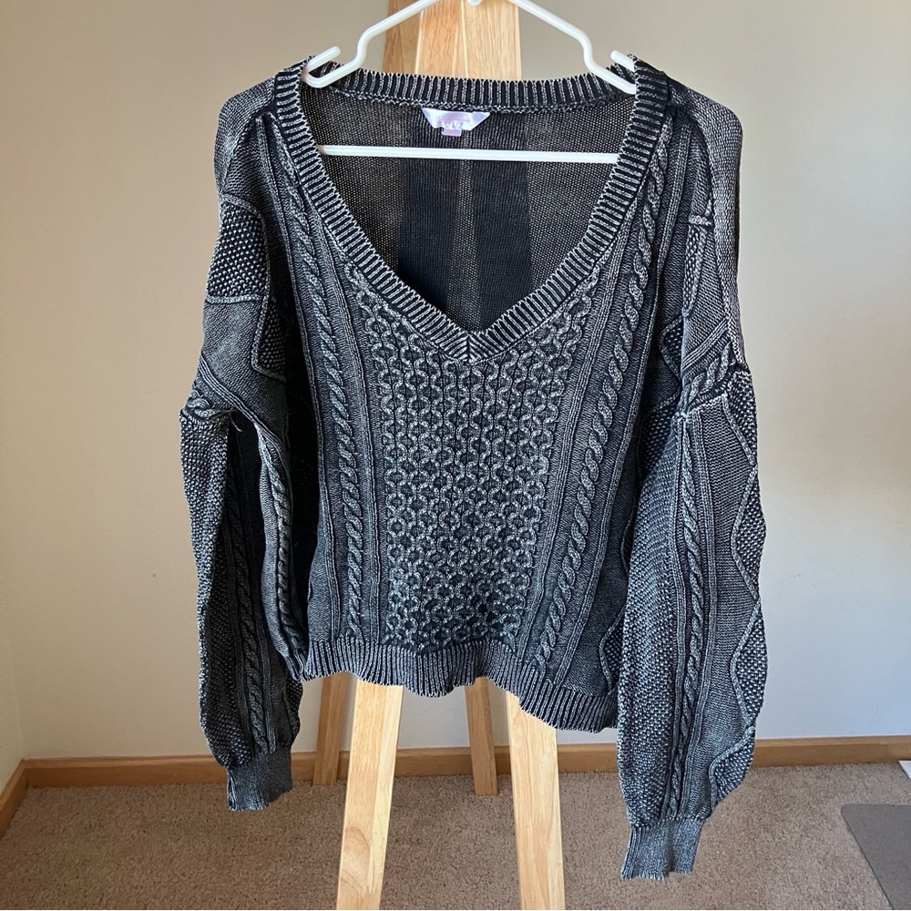 No Boundaries Women’s V-Neck Sweater XXL Charcoal Black Cropped Cable Knit Bella
